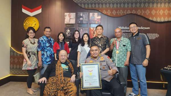 Museum Gubug Wayang Pecahkan Rekor MURI Dunia – Indonesia kembali Dengan Koleksi Cincin Batu Akik Alfabet Terbanyak