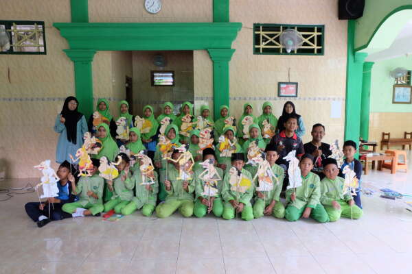 EDUKASI – KREATIF MERAKIT WAYANG KARTON SDI MIFTAHUL HIKMAH