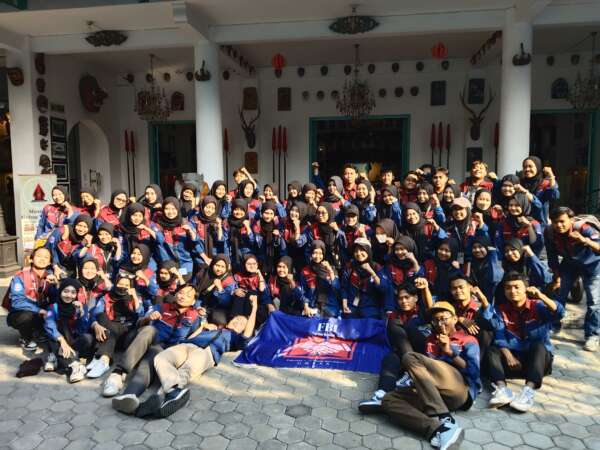EKSPLORASI SEJARAH: KUNJUNGAN MAHASISWA FORUM IPS UNIVERSITAS NEGERI SURABAYA