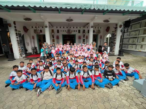 BERWISATA EDUKASI DI MUSEUM GUBUG WAYANG BERSAMA SDN SEDATI 1