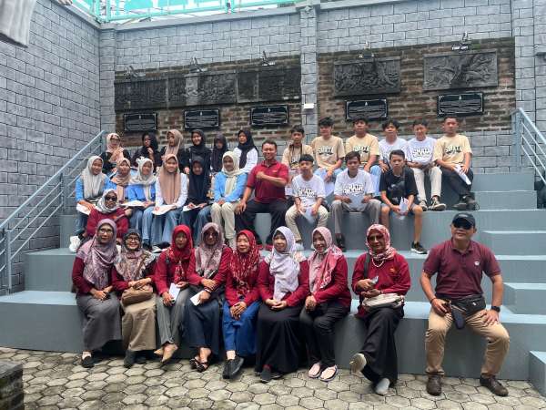 JAUH-JAUH DARI TULUNGAGUNG DATANG KE MOJOKERTO UNTUK TOUR EDUKASI