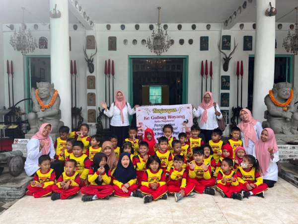 TAK HANYA MAIN, ANAK TK INI JUGA BELAJAR MENGENAL BUDAYA!