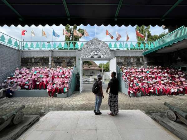 PULUHAN SISWA MI THORIQUSSALAM SIDOARJO ANTUSIAN BELAJAR BUDAYA