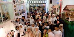 Ajak Anak Panti Asuhan Ya Mubina Keliling Museum Gubug Wayang