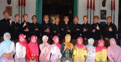 Jejak Kebersamaan dalam Balutan Budaya: Foto Yearbook SMPI Al Akbar di Museum Gubug Wayang